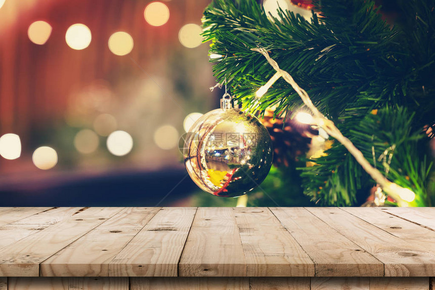 在圣诞树上挂着空木板和圣诞节松果并显示图片