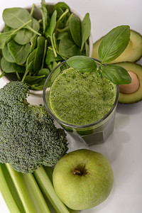 来自绿色蔬菜的健康冰沙图片
