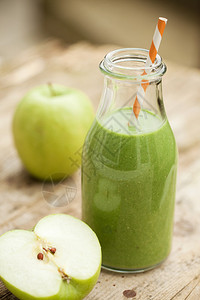 绿色冰沙配蔬菜和青苹果图片