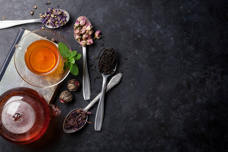 茶杯壶和各种干茶在石桌上的勺子带复制图片