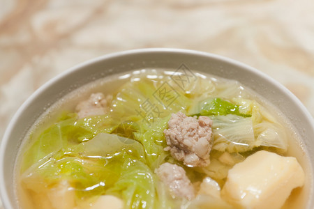 著名的鲜美汤用蔬菜豆腐和猪肉泰国菜单图片