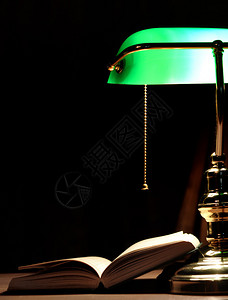 电绿色台灯和被打开的书图片