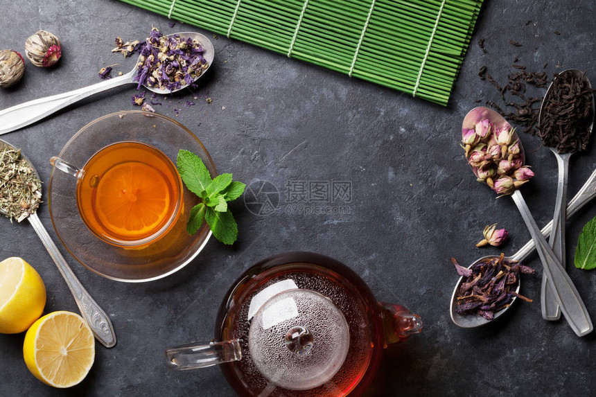 茶杯壶和各种干茶在石桌上的勺子带复制图片