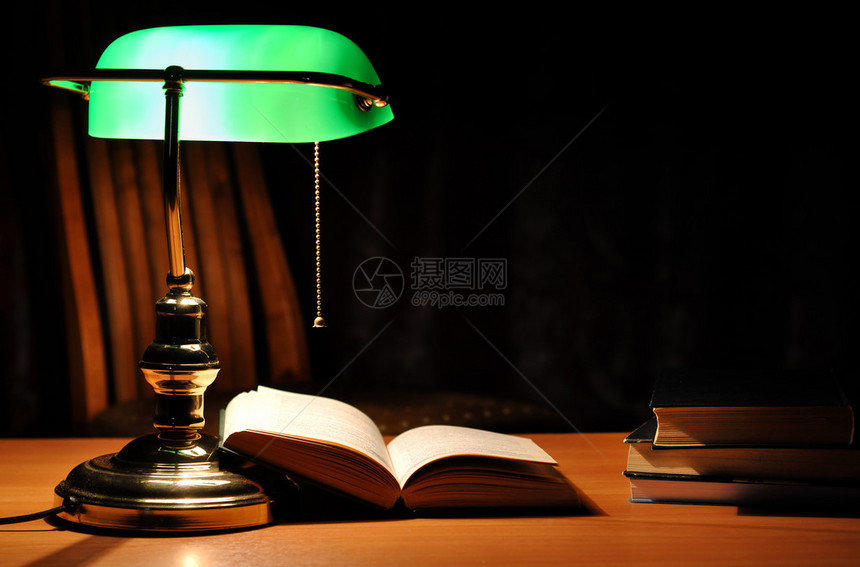 电绿色台灯和被打开的书图片