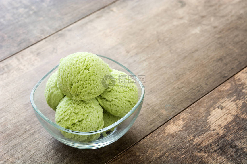 木桌上的绿茶抹冰淇淋图片