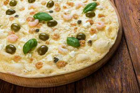 带虾卡拉马里圆环披风和橄榄的美味海鲜食品比萨图片