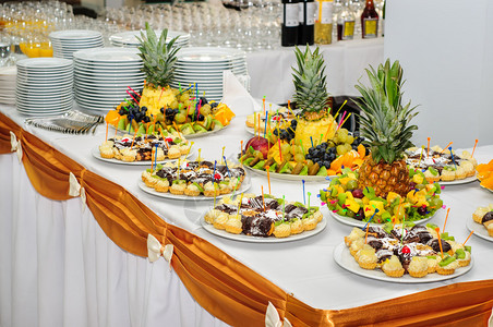丰盛的宴会甜点桌配有水果和蛋糕图片
