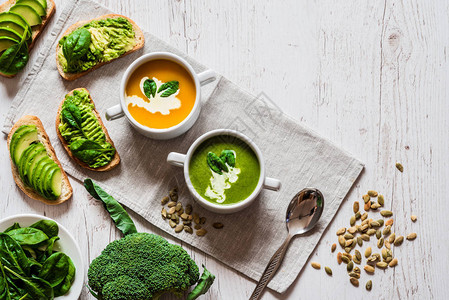 蔬菜健康食品汤和素食三明治不同配有鳄梨的三明治白木图片