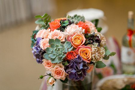 婚礼餐桌装饰花瓶里的花图片
