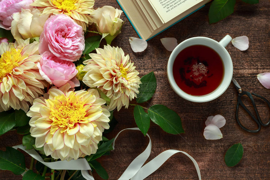 夏季主题茶鲜花束木桌上的大丽花和玫瑰图片
