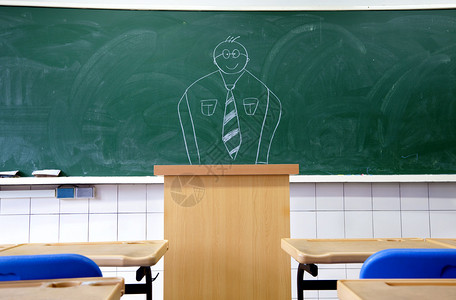 在学校教室的黑板上画老师图片