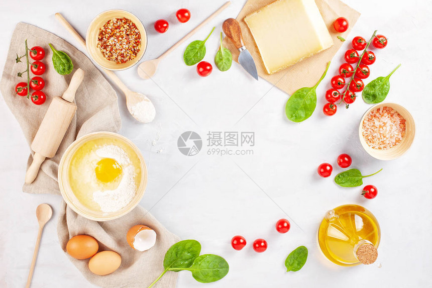 新鲜食品原料和厨房用具图片