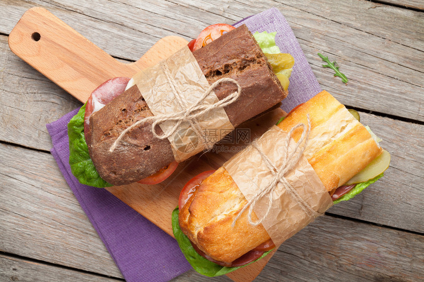 两份三明治加沙拉火腿图片