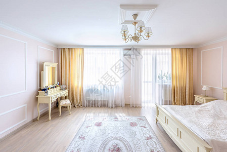 摩尔多瓦中央区基希讷乌的白色公寓室内设计卧室配有古典家具窗插画