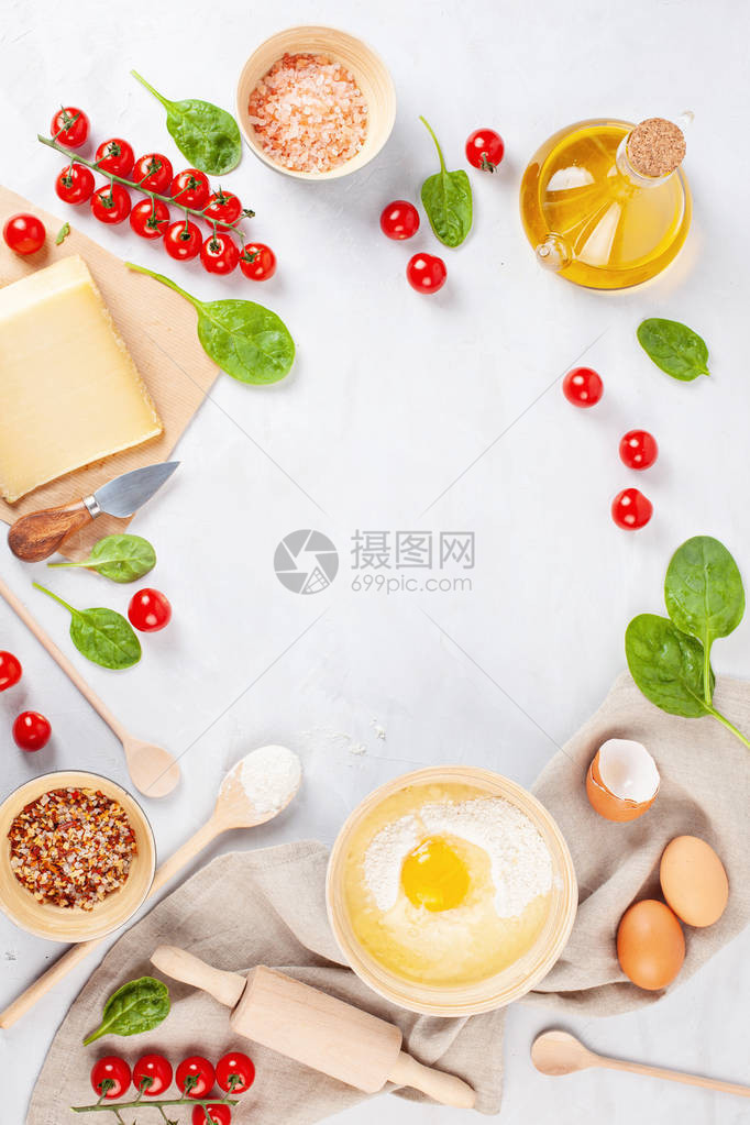 新鲜食品原料和厨房用具用于制造比图片