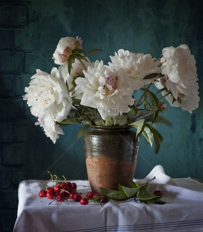 静物与花瓶中的白牡丹图片