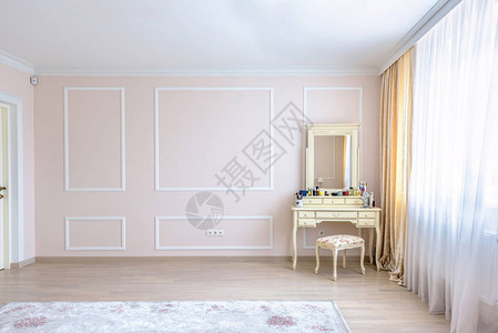 摩尔多瓦中央区基希讷乌的白色公寓室内设计卧室配有古典家具窗图片