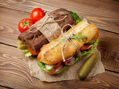 两个三明治加沙拉火腿图片