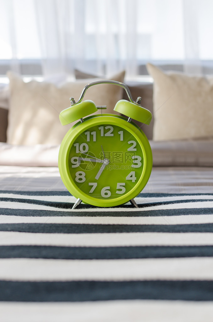 家里床上的绿色闹钟图片