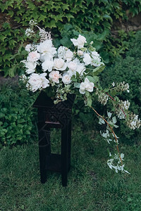 美丽的白花束作为花园露台图片