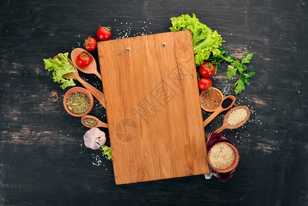 准备健康食品的准备新鲜蔬菜顶视图在黑色的木制背景图片