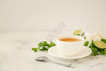 桌上的一杯热茶图片
