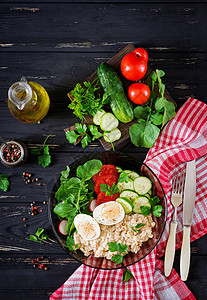 新鲜蔬菜健康沙拉西红柿黄瓜萝卜鸡蛋芝麻菜和碗上的燕麦片图片