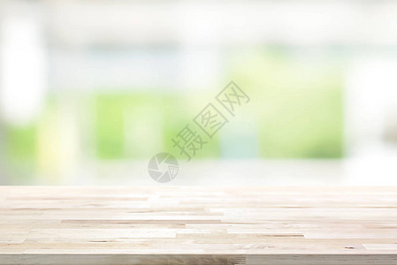 模糊白色绿厨房窗户背景上的木桌面图片