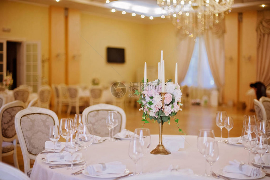 客桌在豪华装饰的婚礼图片