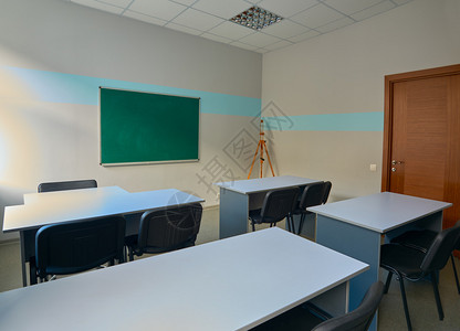 教室里的绿色学校董事会和桌子背景图片