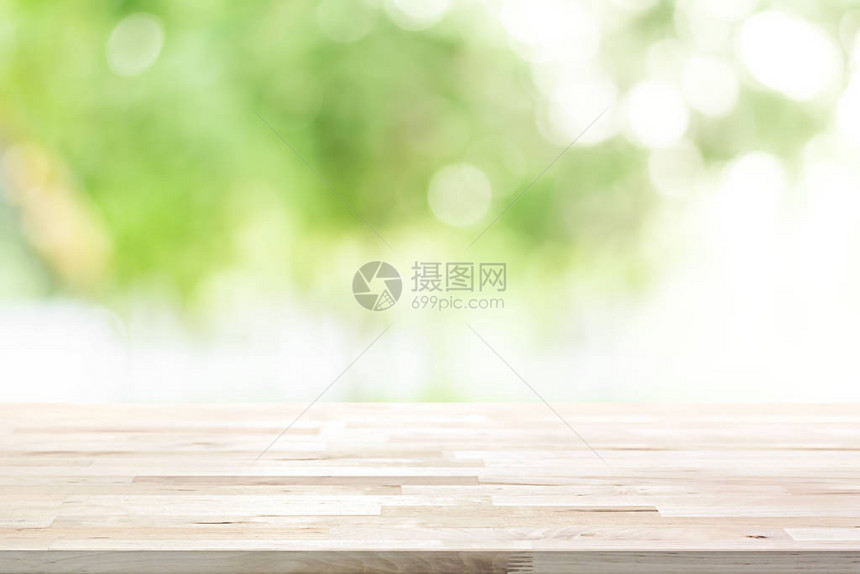 以模糊的抽象自然绿色背景为最上层的木板可用于显示或补装图片