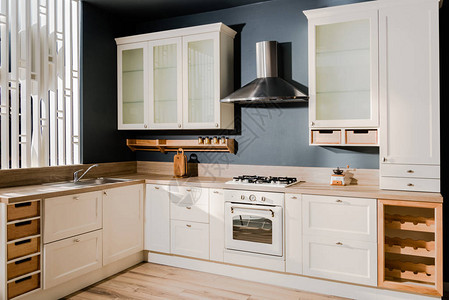 现代轻型厨房室内有白色木制厨房柜台图片