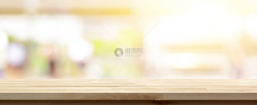 在模糊的厨房窗口横幅背景上最面的木板可用于显示或您的产品图片