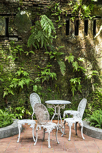 花园里的白色复古椅子图片
