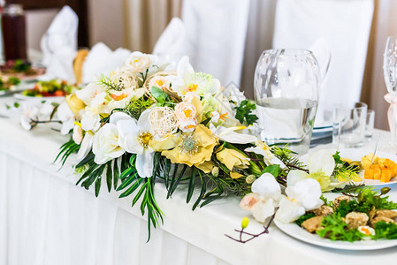 餐桌装饰着白色美丽的鲜图片