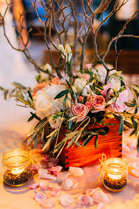 婚礼桌上的鲜花布置图片