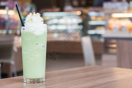 桌上的冰绿茶冰沙图片