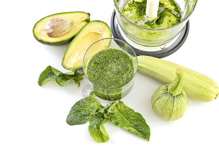 Avocado菠菜苏奇尼和搅拌机健康饮图片