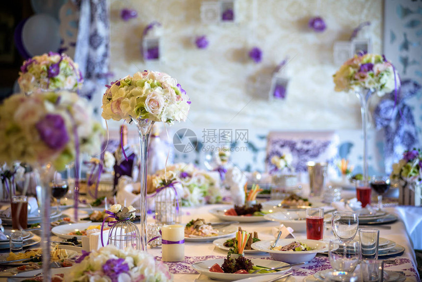 豪华婚礼宴会的餐桌布置装饰等图片