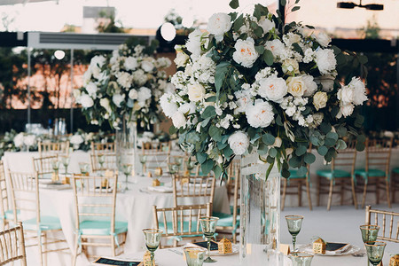 绿色和白色的婚礼餐桌装饰图片