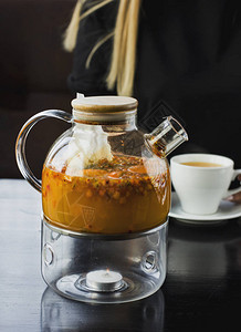 茶壶里有海角茶海角茶在咖啡馆喝茶的金发图片
