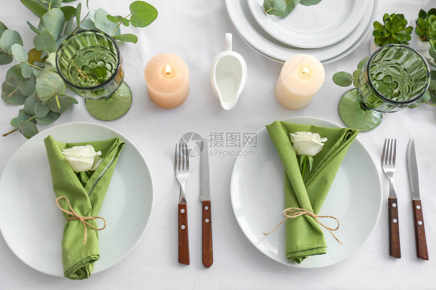 精美的餐桌布置花卉装饰图片