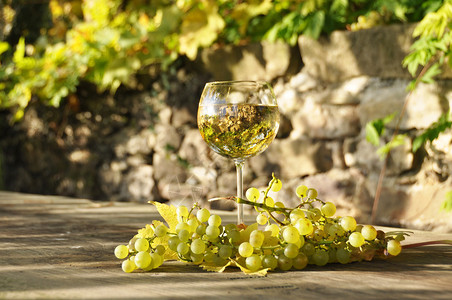 一杯白葡萄酒和一堆葡萄瑞士拉沃州La图片