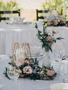 婚礼餐桌上的创意婚礼装饰图片
