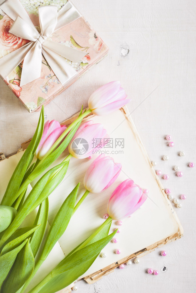 粉红郁金香带有礼品盒和白图片