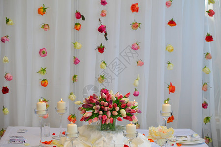 大五彩的郁金香花束在婚礼桌上图片