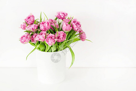 粉红色的郁金香包装在桶里新鲜的春东花白色背图片