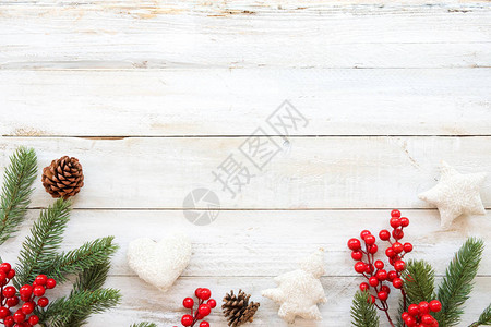 圣诞主题背景与装饰元素和装饰质朴的白色木桌上具有边框和复制空间设计的创意平面布局背景图片