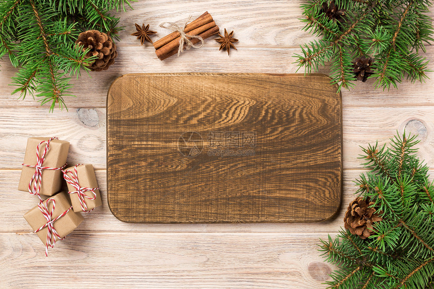 餐桌背景的剪柴板有圣诞节装饰品圆桌图片