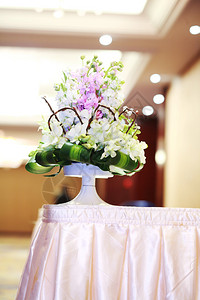 餐桌上的婚礼鲜花图片